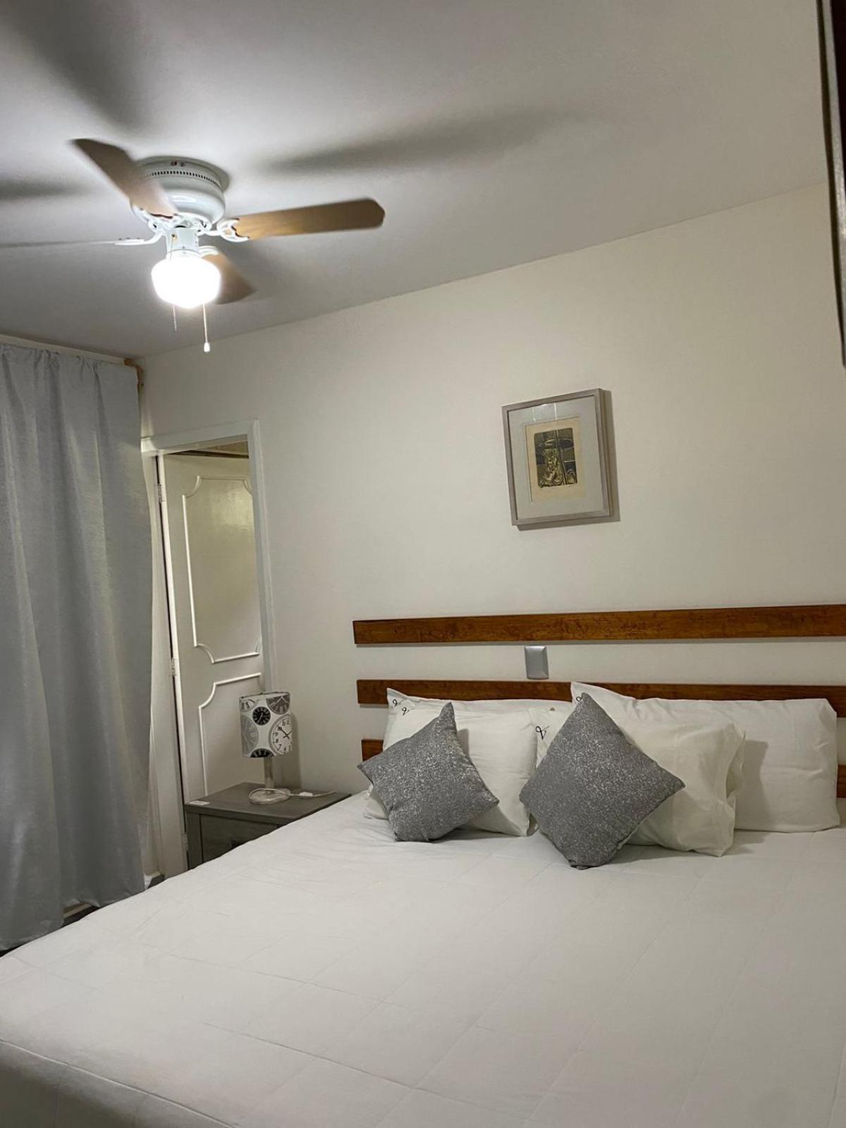 Habitación con cama extragrande.