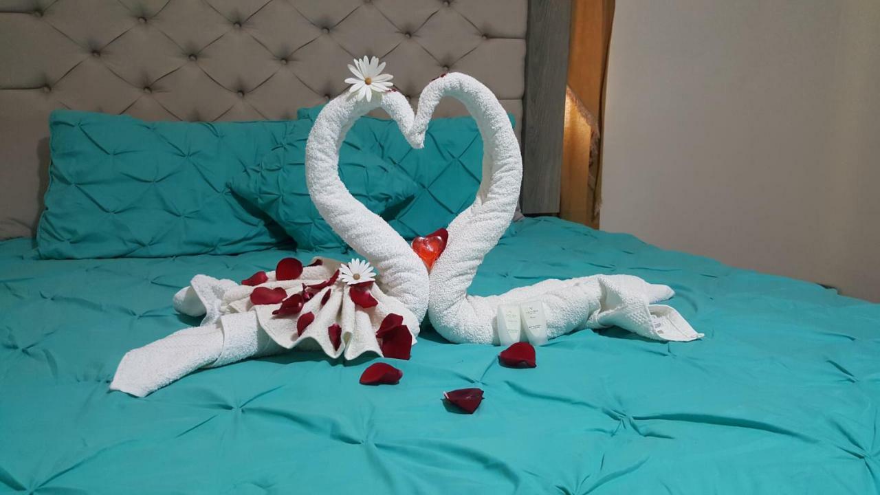 Habitación con cama extragrande y bañera de hidromasaje